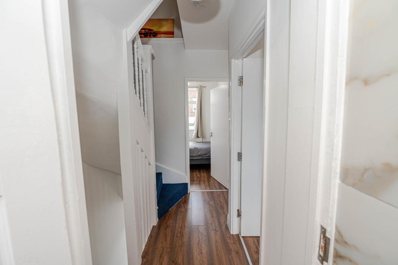 4 Bedrooms,2 Bathrooms House With Free Parking Plumstead  Exteriör bild