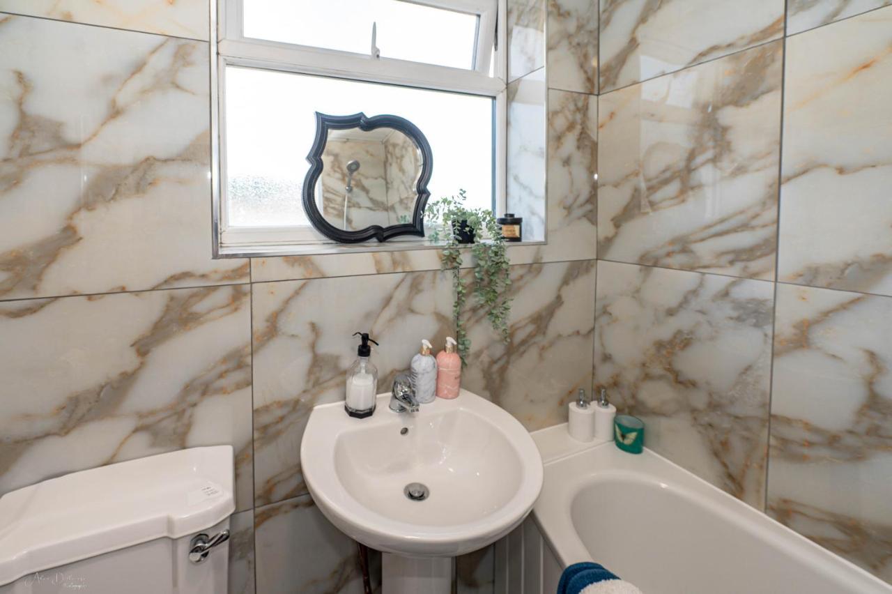4 Bedrooms,2 Bathrooms House With Free Parking Plumstead  Exteriör bild