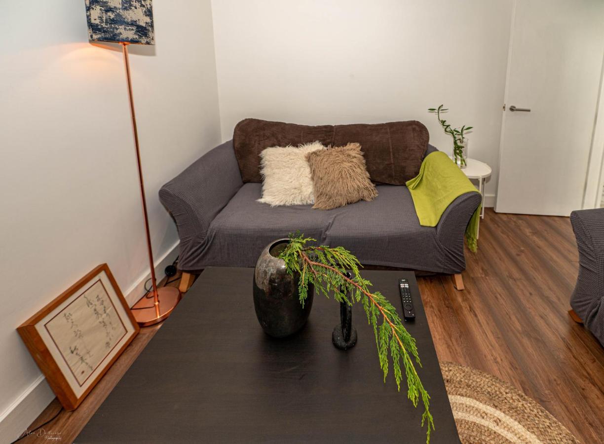 4 Bedrooms,2 Bathrooms House With Free Parking Plumstead  Exteriör bild