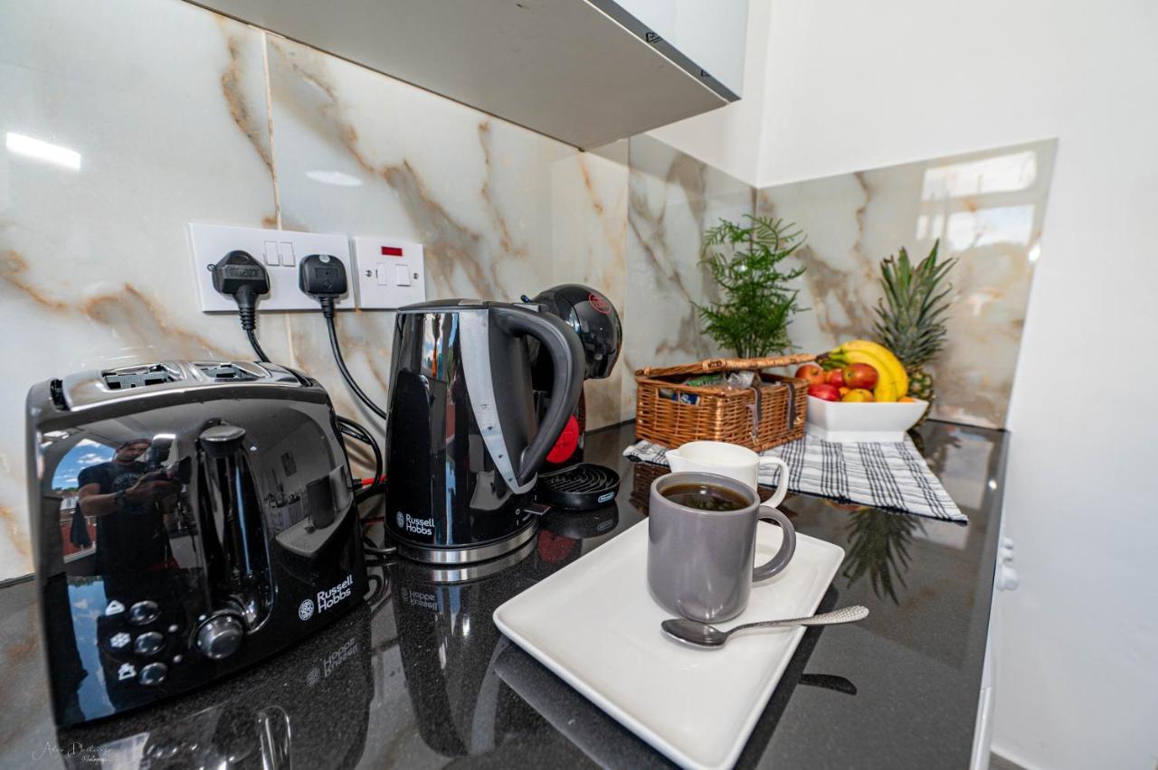 4 Bedrooms,2 Bathrooms House With Free Parking Plumstead  Exteriör bild