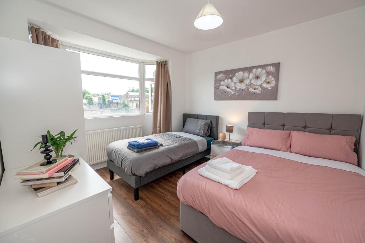 4 Bedrooms,2 Bathrooms House With Free Parking Plumstead  Exteriör bild