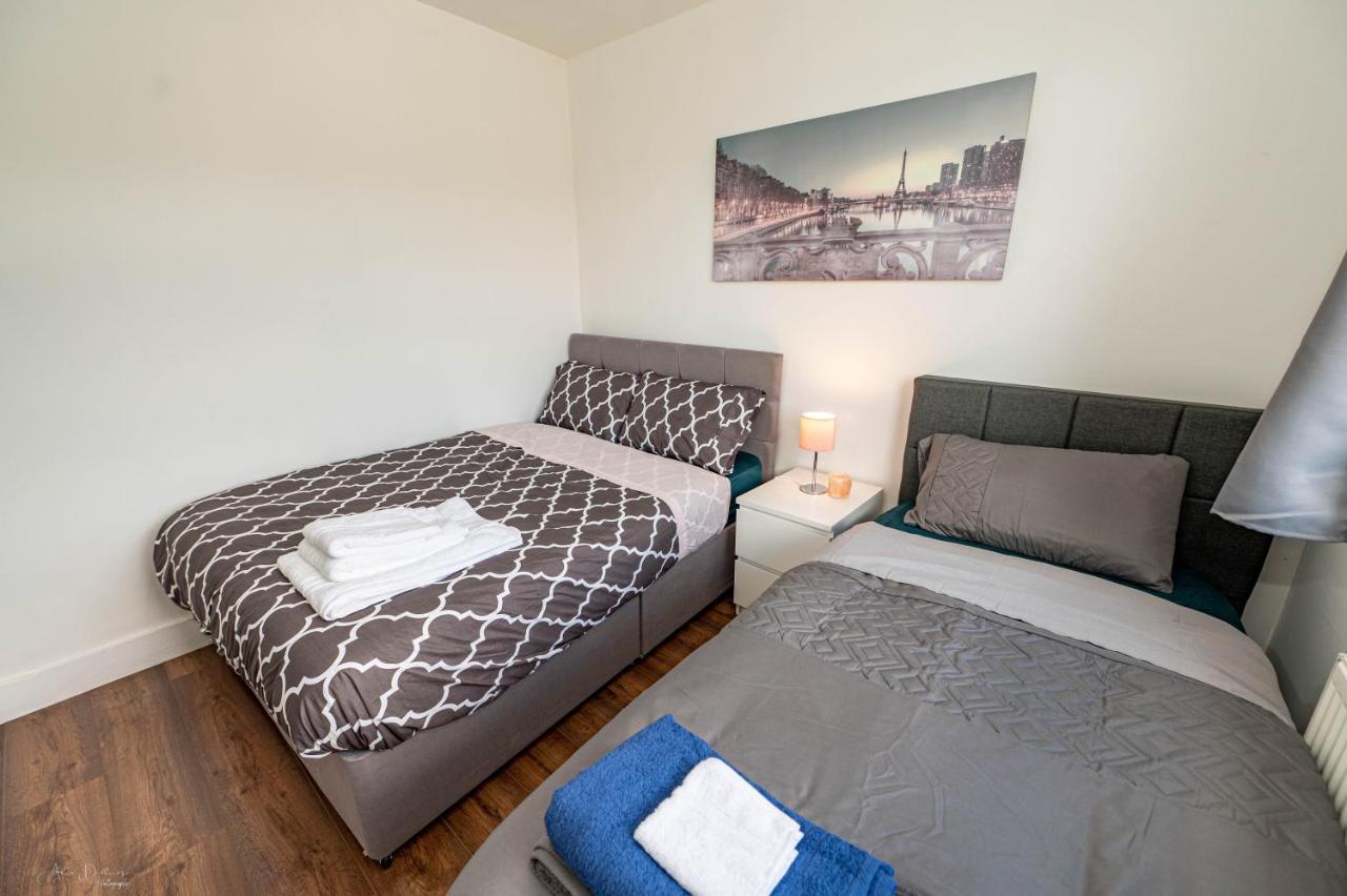 4 Bedrooms,2 Bathrooms House With Free Parking Plumstead  Exteriör bild
