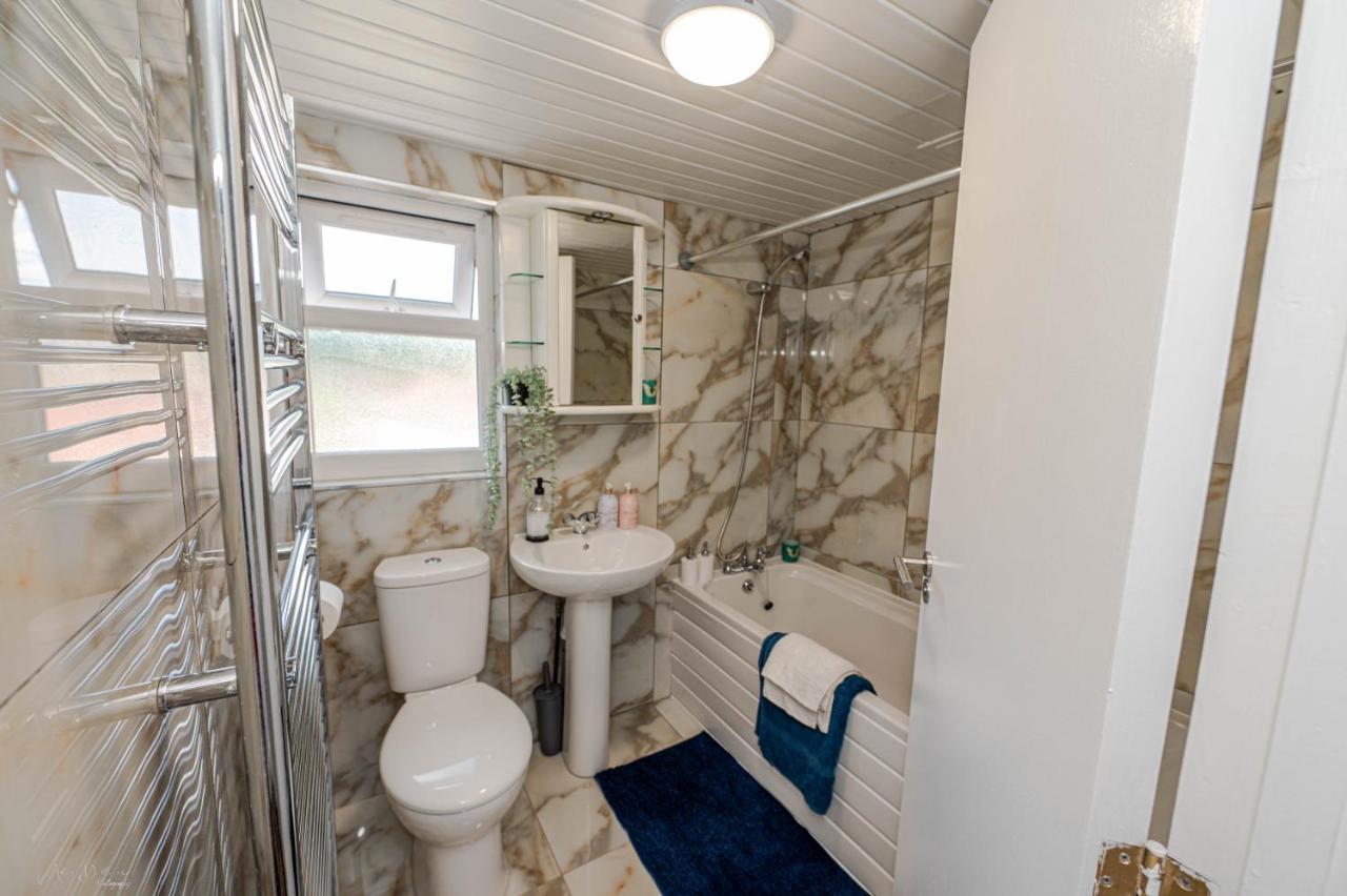 4 Bedrooms,2 Bathrooms House With Free Parking Plumstead  Exteriör bild