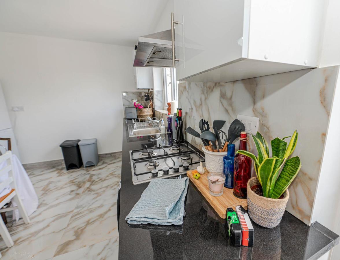 4 Bedrooms,2 Bathrooms House With Free Parking Plumstead  Exteriör bild