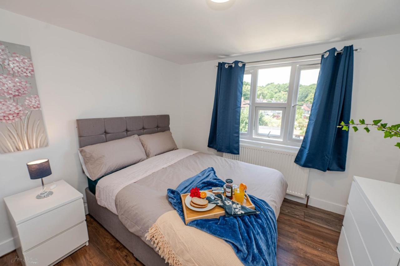 4 Bedrooms,2 Bathrooms House With Free Parking Plumstead  Exteriör bild