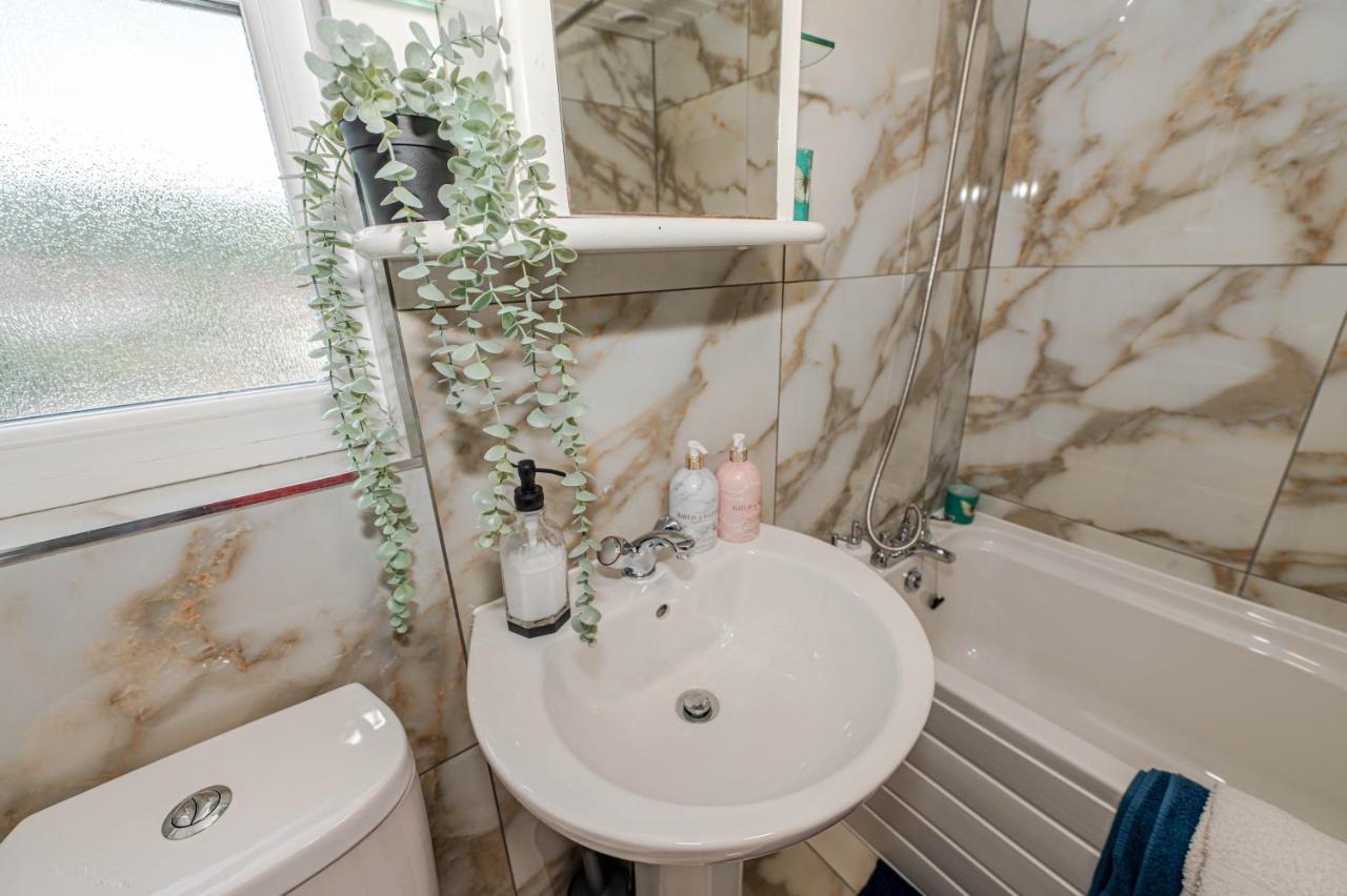 4 Bedrooms,2 Bathrooms House With Free Parking Plumstead  Exteriör bild