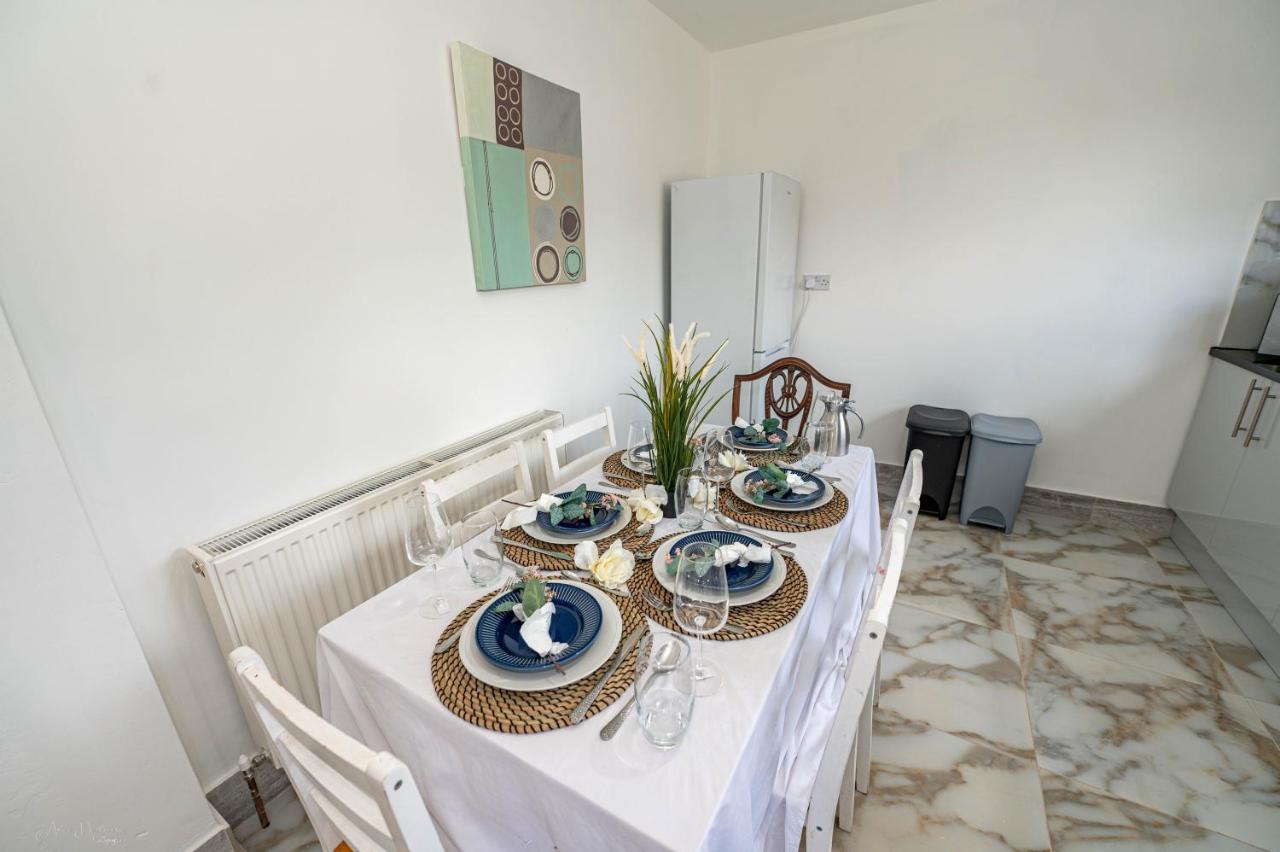 4 Bedrooms,2 Bathrooms House With Free Parking Plumstead  Exteriör bild
