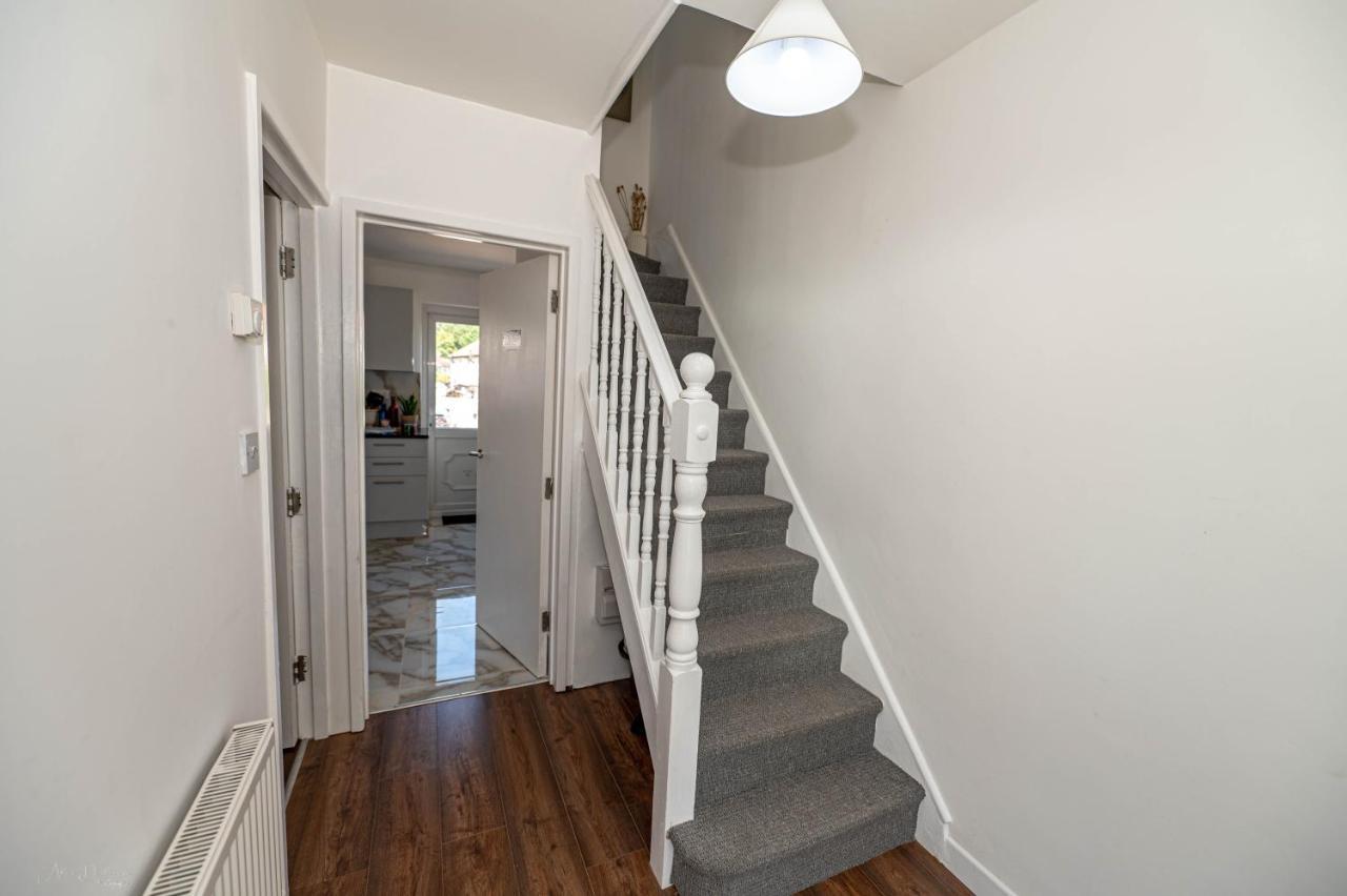 4 Bedrooms,2 Bathrooms House With Free Parking Plumstead  Exteriör bild