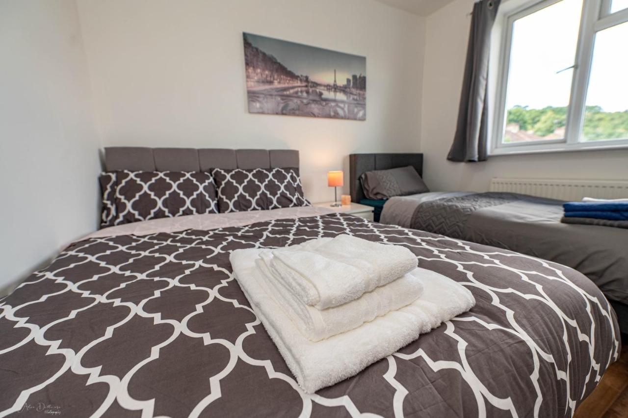 4 Bedrooms,2 Bathrooms House With Free Parking Plumstead  Exteriör bild
