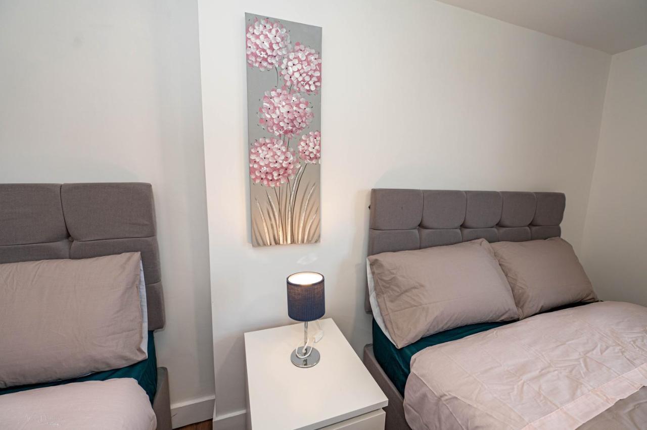 4 Bedrooms,2 Bathrooms House With Free Parking Plumstead  Exteriör bild