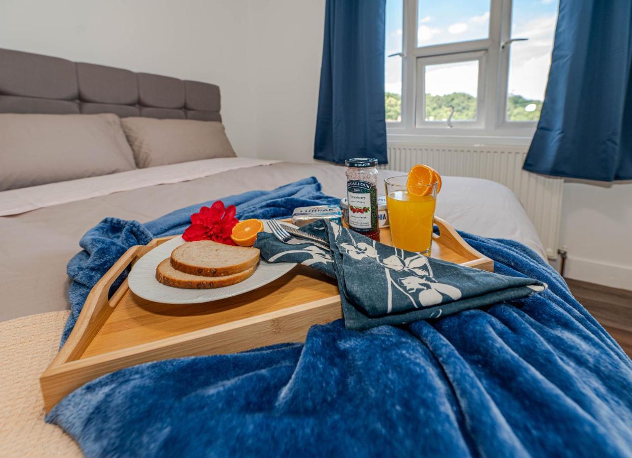 4 Bedrooms,2 Bathrooms House With Free Parking Plumstead  Exteriör bild