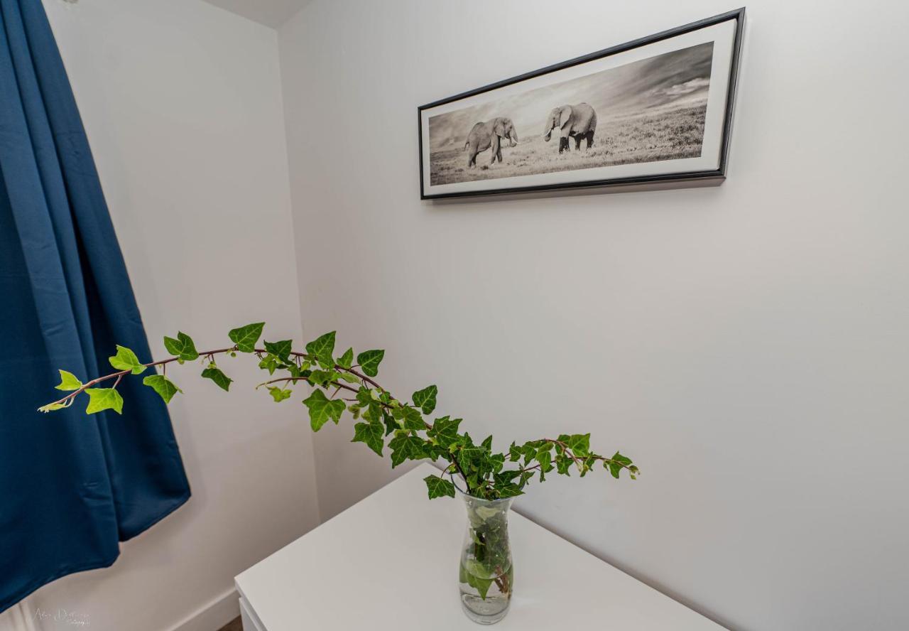 4 Bedrooms,2 Bathrooms House With Free Parking Plumstead  Exteriör bild