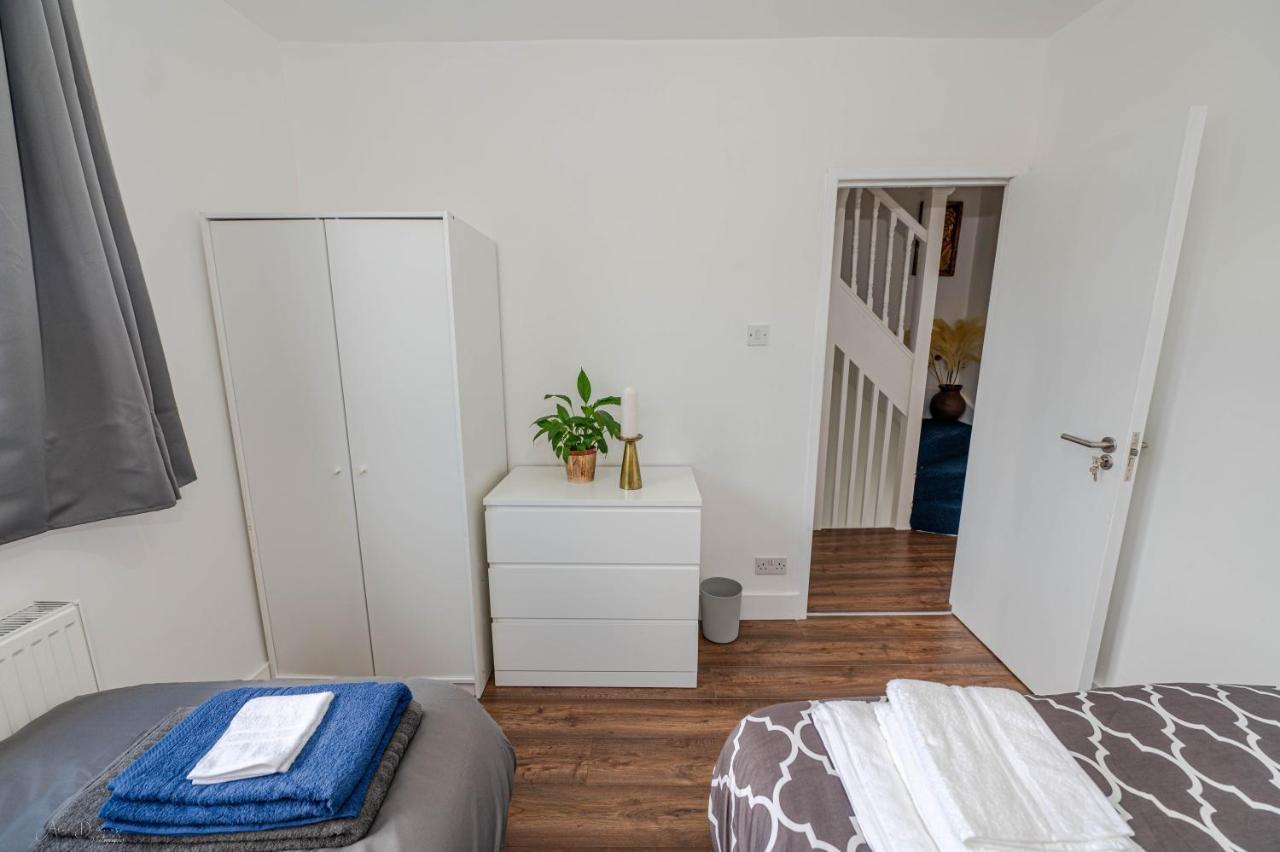4 Bedrooms,2 Bathrooms House With Free Parking Plumstead  Exteriör bild