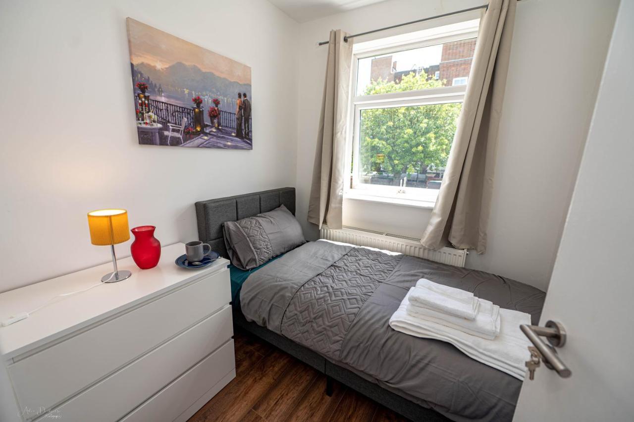 4 Bedrooms,2 Bathrooms House With Free Parking Plumstead  Exteriör bild