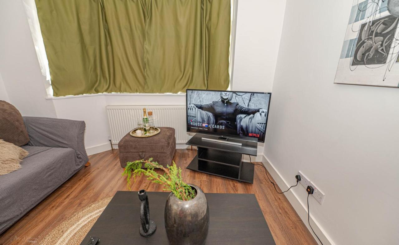 4 Bedrooms,2 Bathrooms House With Free Parking Plumstead  Exteriör bild