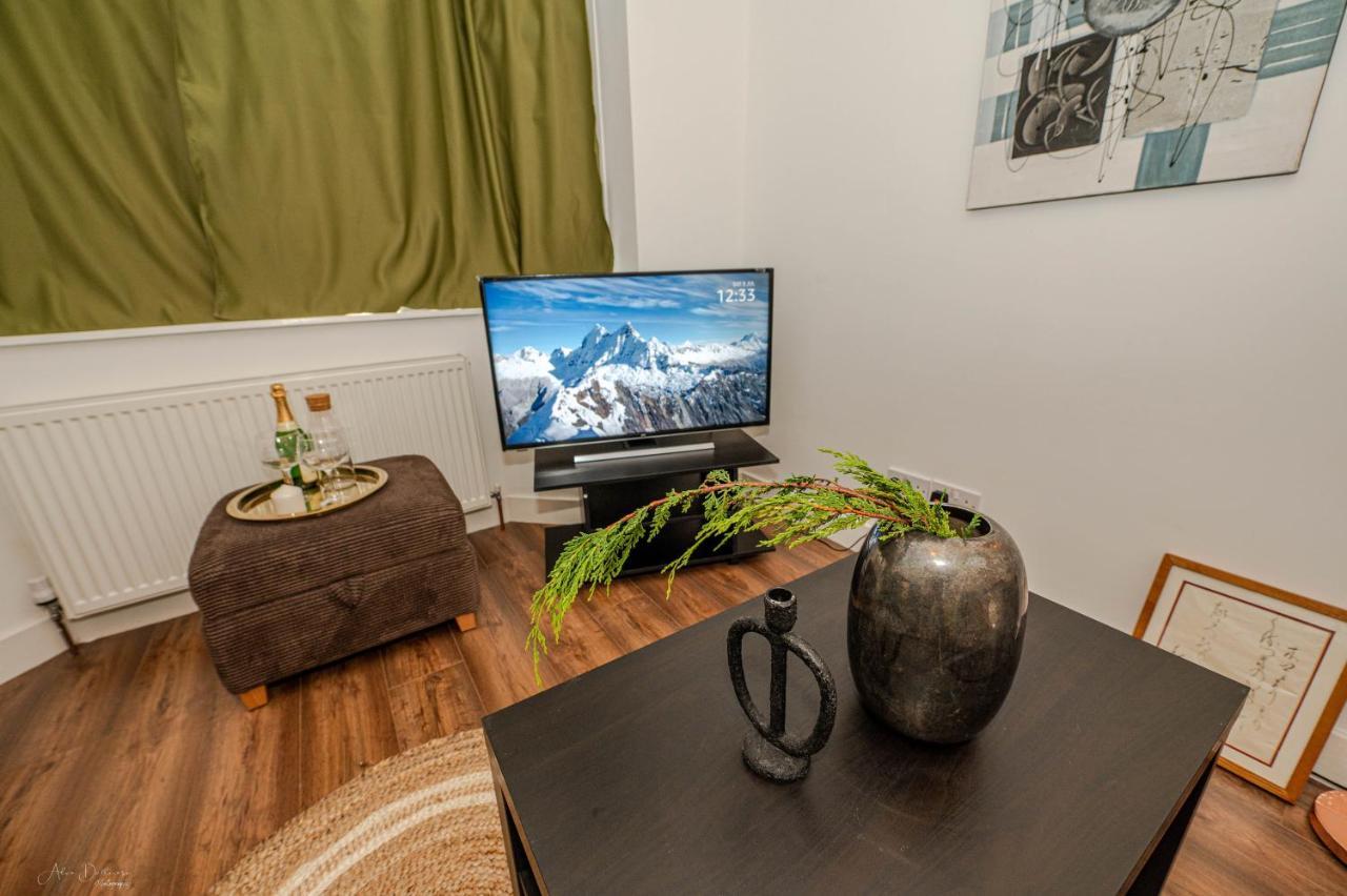 4 Bedrooms,2 Bathrooms House With Free Parking Plumstead  Exteriör bild