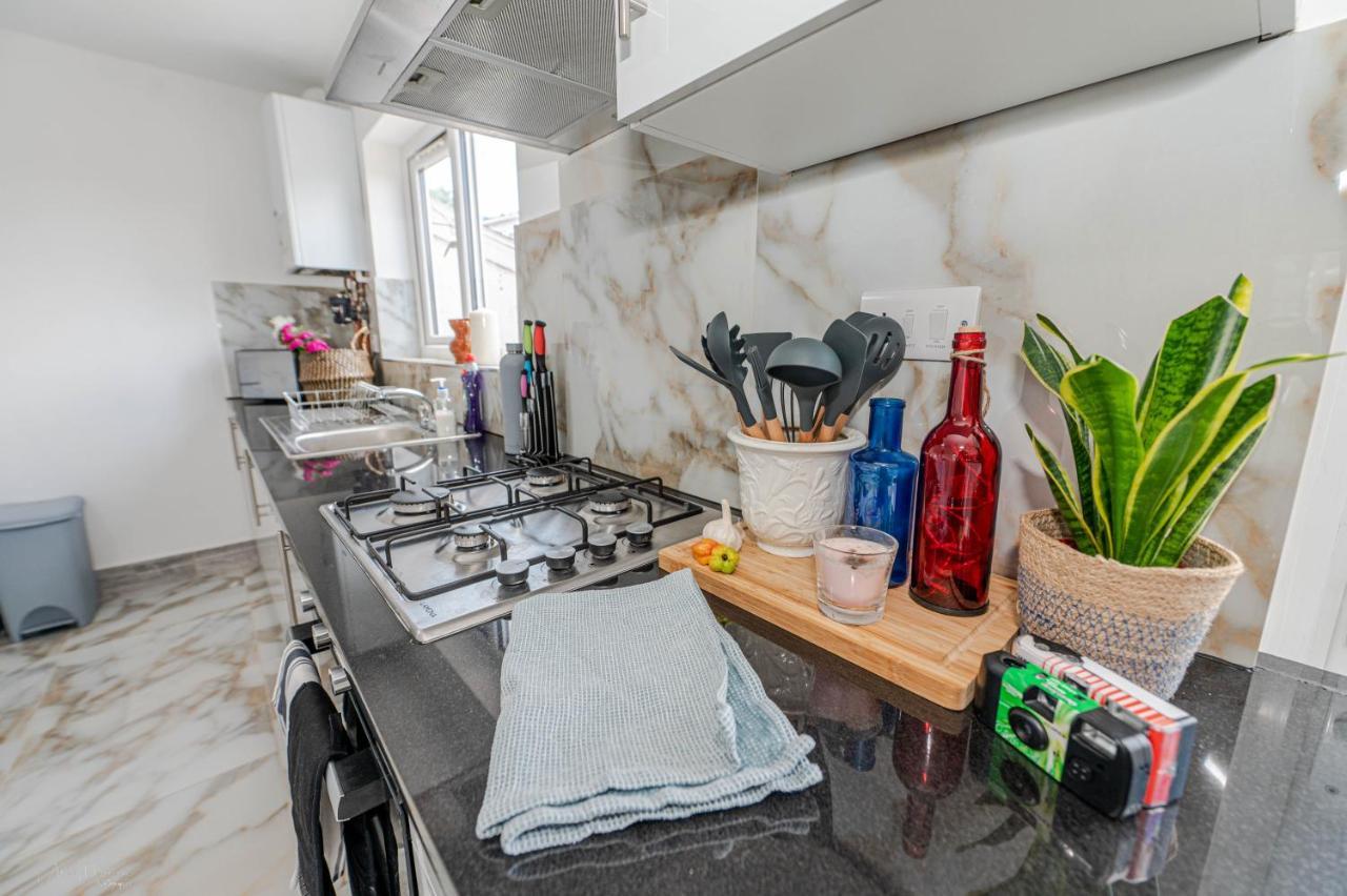 4 Bedrooms,2 Bathrooms House With Free Parking Plumstead  Exteriör bild